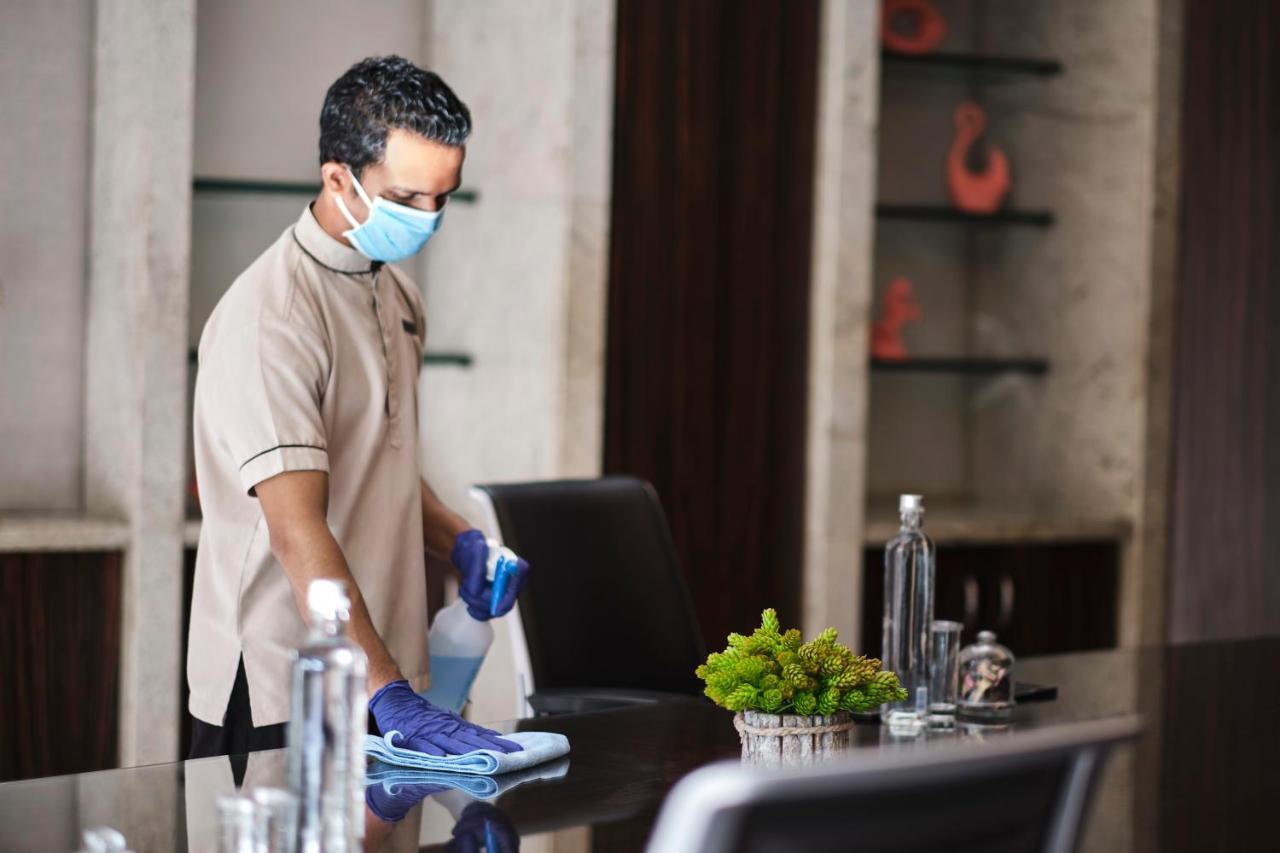 Hyatt Regency Chandīgarh Zewnętrze zdjęcie A hotel employee wearing a mask and gloves