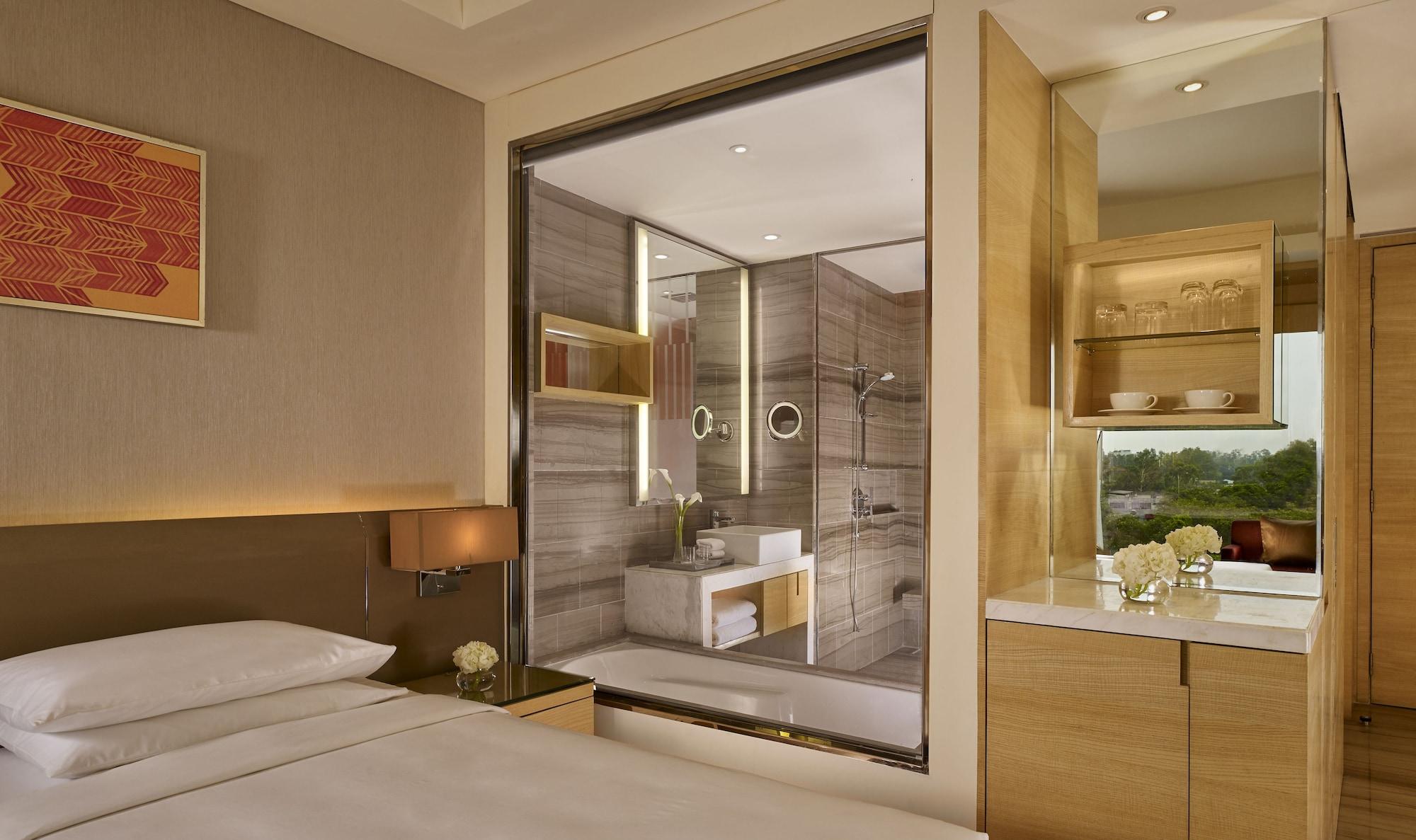 Hyatt Regency Chandīgarh Zewnętrze zdjęcie A bathroom with a glass shower enclosure