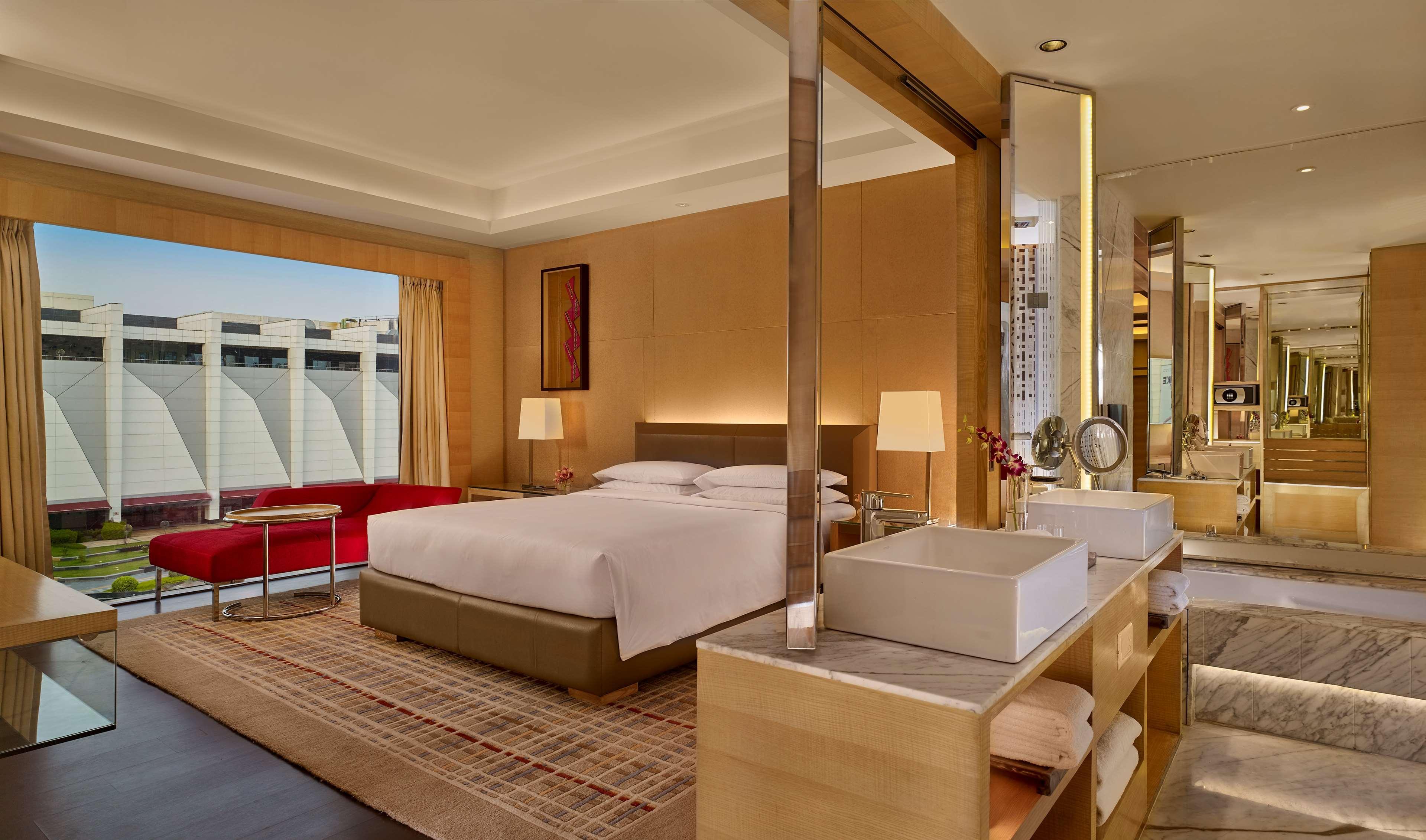 Hyatt Regency Chandīgarh Zewnętrze zdjęcie A suite at the hotel